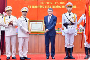 越南政府总理黎明兴向公安部刑警力量授予胡志明勋章。