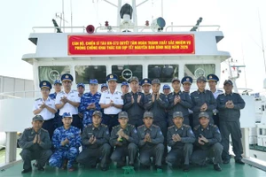 越南海警第四区司令部政委阮文勇少将和“KN-373”号海警舰艇官兵合影。（图片来源：laodong.vn）