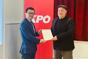 武黎太黄大使向奥地利共产党主席金特·霍普夫加特纳转交越南共产党中央委员会的感谢信。