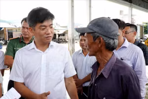 广义省人民委员会副主席杜心检查茶沟坊打击IUU工作情况。（图片来源：vietnam.vnanet.vn）