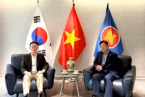 越南驻韩国大使武胡会见了韩国Sunfull基金会创始人兼主席闵丙哲。