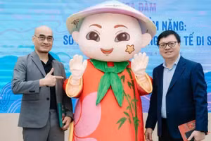 《人民报》总编辑黎国明与Ann集团董事长陶仲辉同竹哥吉祥物演示版本合影。