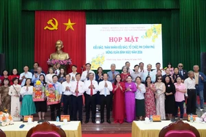 出席见面会的各位代表合影。（图片来源：越通社）