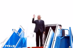 泰国国会主席、下议院议长梭蓬·乍兰抵达河内，开始对越南进行正式访问。（图片来源：越通社）