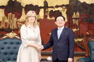 越南政府副总理胡国勇会见欧盟负责初创企业、研究和创新的专员叶卡捷琳娜·扎哈里耶娃。（图片来源：越通社）
