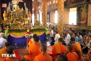 朔庄省高棉族同胞和僧侣喜迎传统新年。（图片来源：越通社）