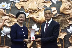 越南驻柬埔寨大使阮明宇向谢金塔女士授予勋章。（图片来源：越通社）
