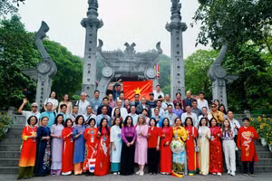 附图：海外越南人参加2024年雄王祭祖日活动。