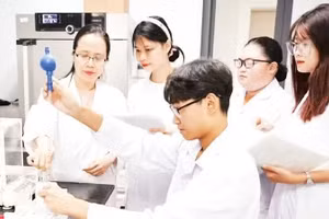 河内国家大学学生进行科研活动。