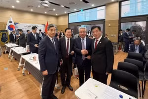 越南驻韩国大使武湖和出席研讨会的韩国代表。（图片来源：越南驻韩国大使馆）