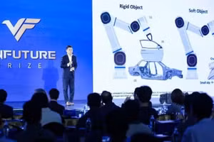 演讲者在Vinfuture活动上发表关于机器人和自动化的演讲。（图片来源：越通社）