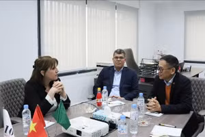 越南驻阿尔及利亚大使陈国庆与NTH Agro公司领导交谈。（图片来源：越通社）