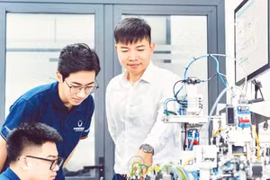 学生们在实验室练习使用现代设备。