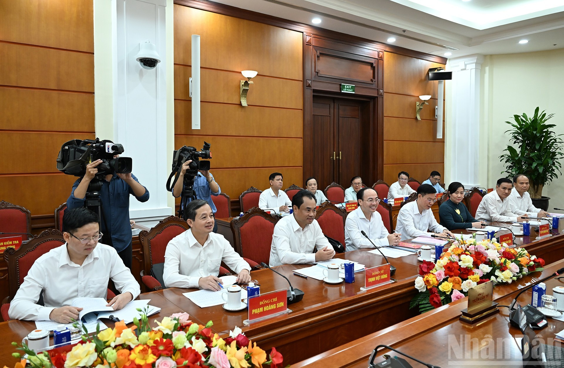 出席会议的太原省委常委会。 07-6660.jpg