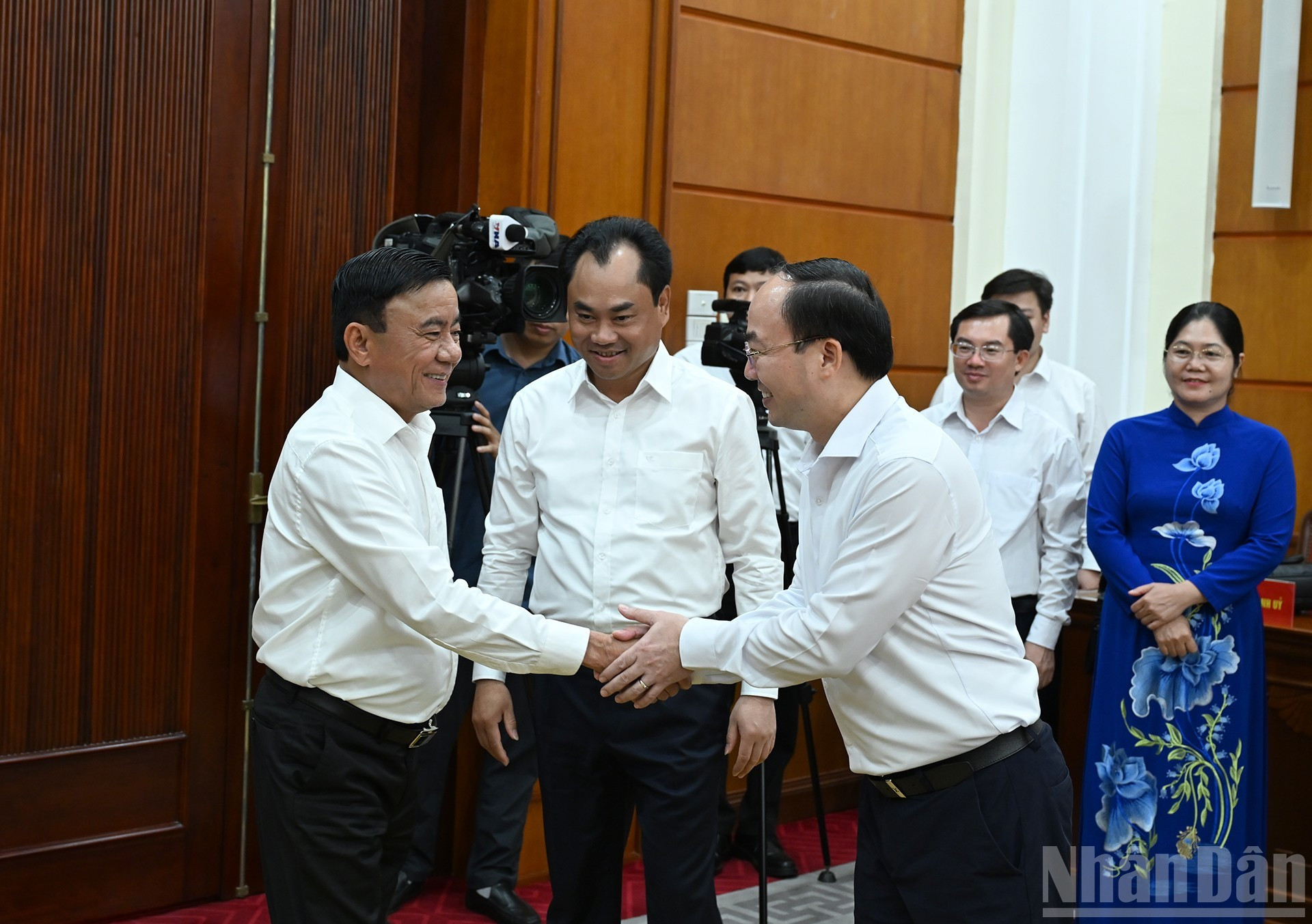 中央书记处常务书记陈锦绣与太原省委常委会代表。 05-9548.jpg
