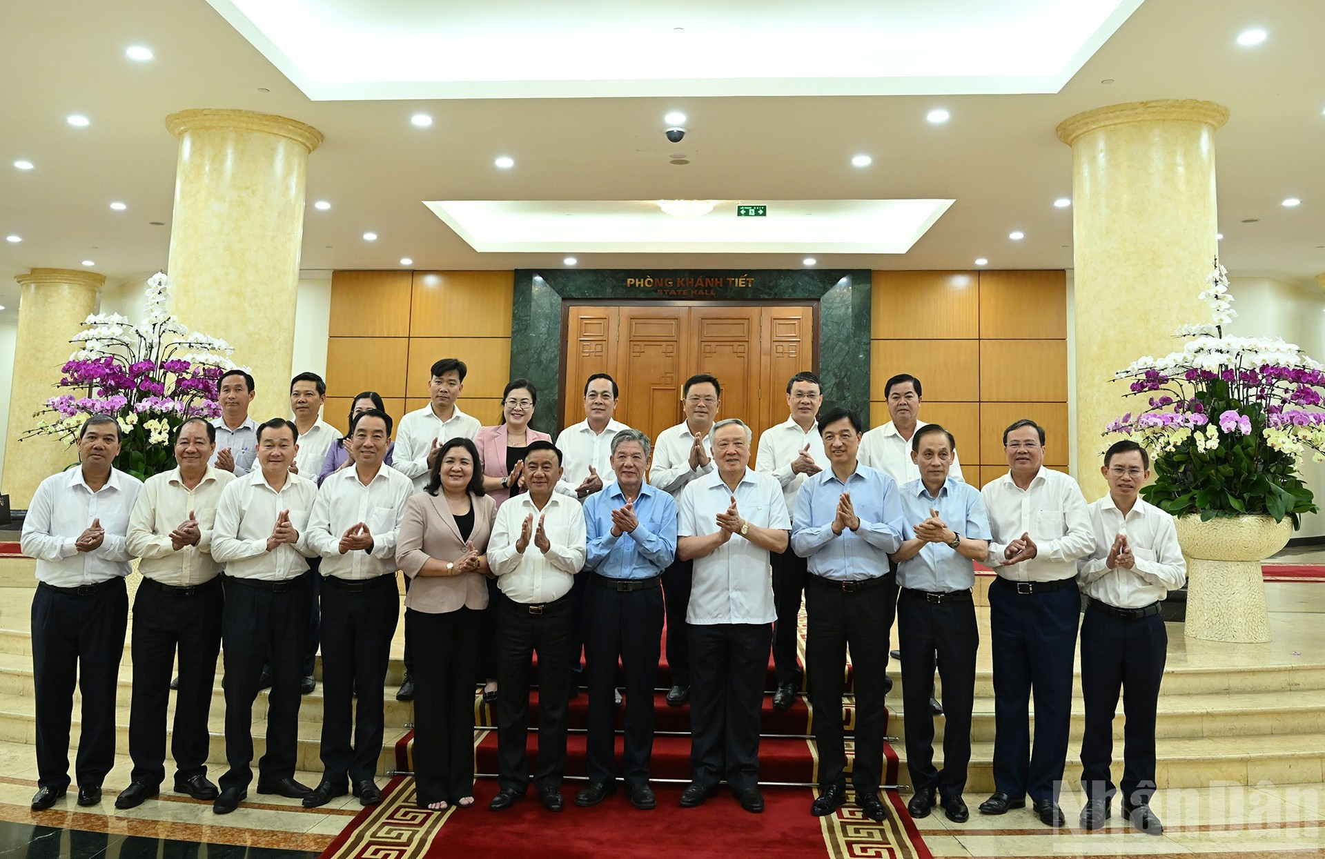 中央书记处常务书记陈锦绣、越共中央政治局委员、中央书记处书记等代表和永隆省委常委会。 01-5706.jpg