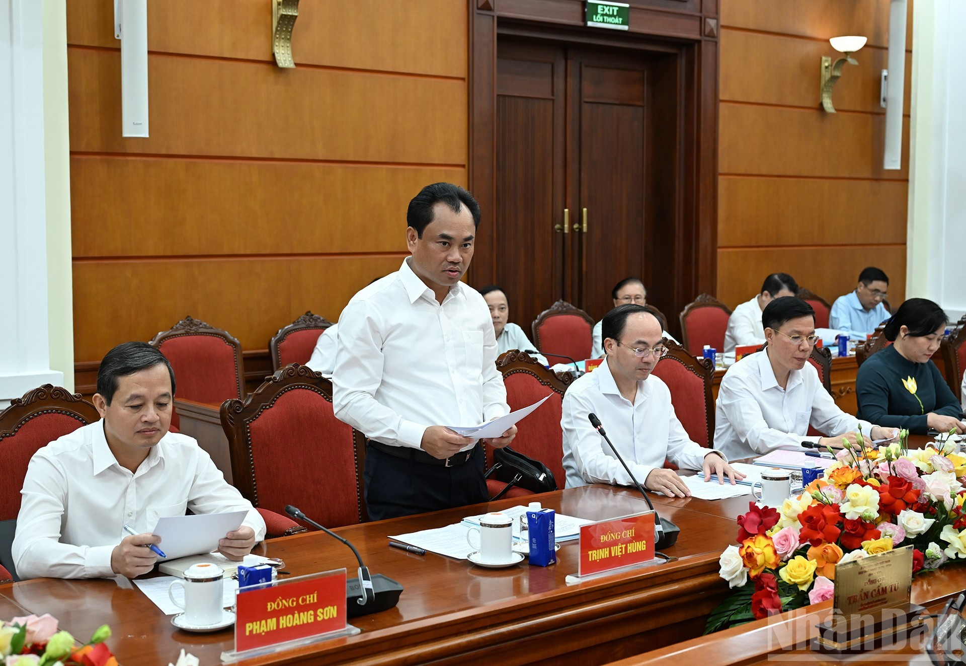 太原省委书记郑越雄在会上作报告。 08-7189.jpg