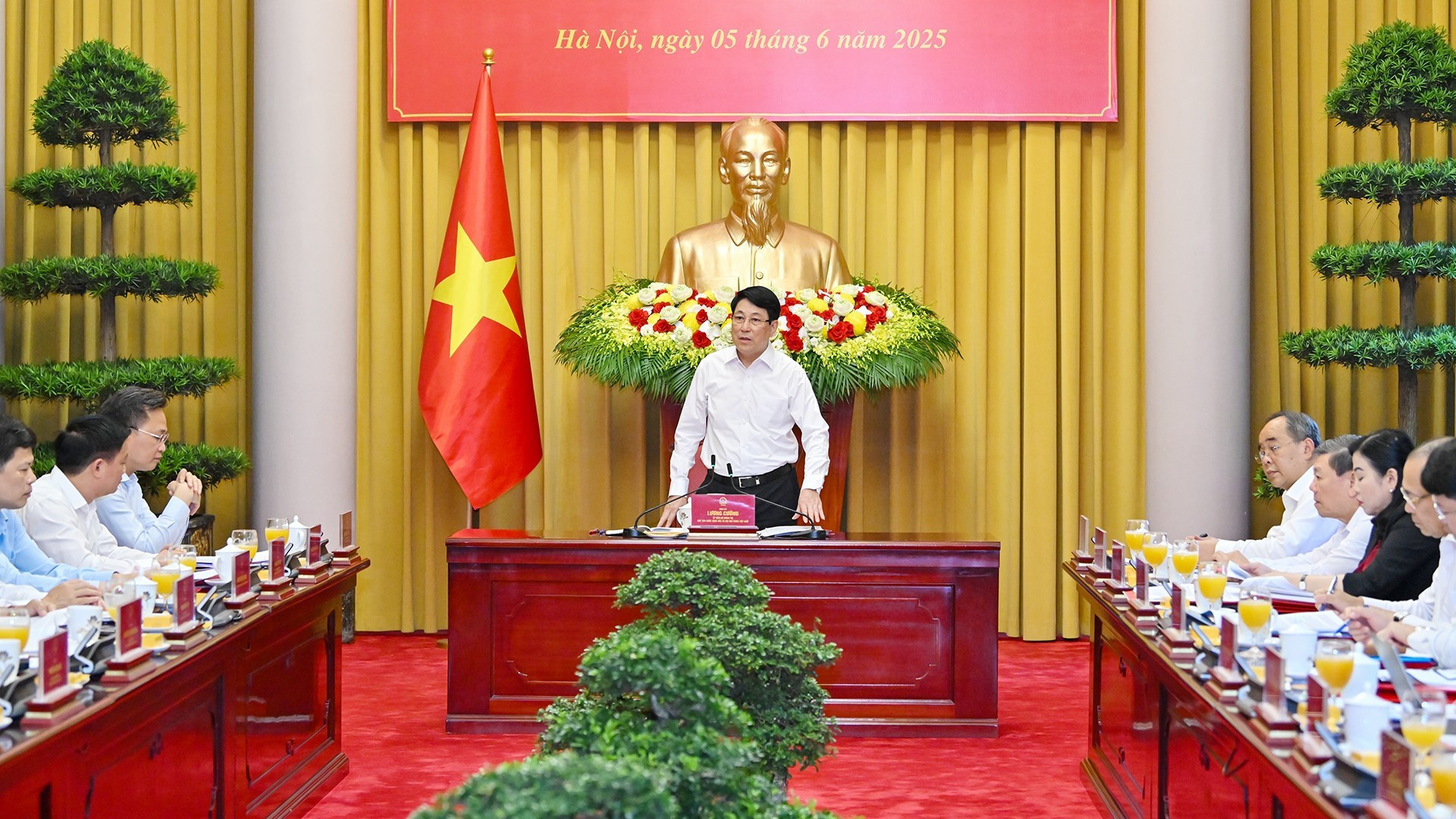 国家主席梁强与兴安省委常委会、太平省委常委会举行工作会议。
