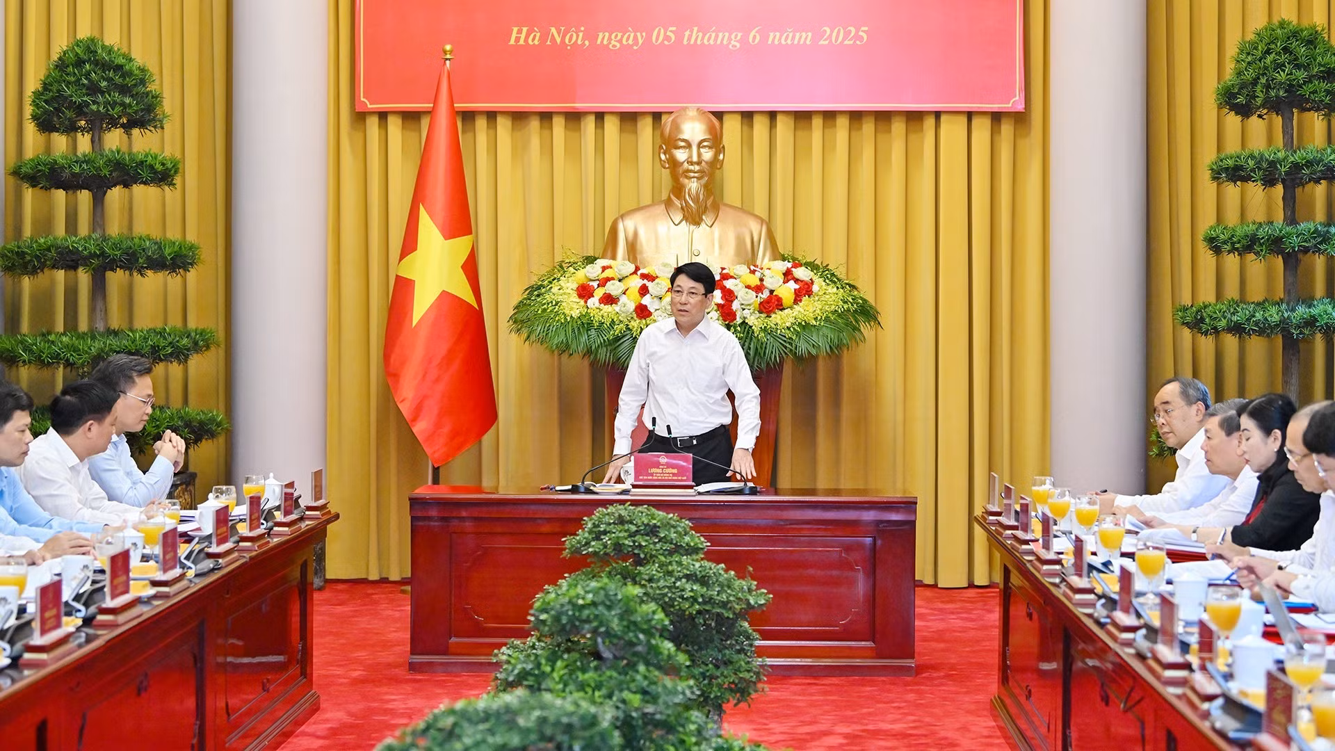 国家主席梁强与兴安省委常委会、太平省委常委会举行工作会议。