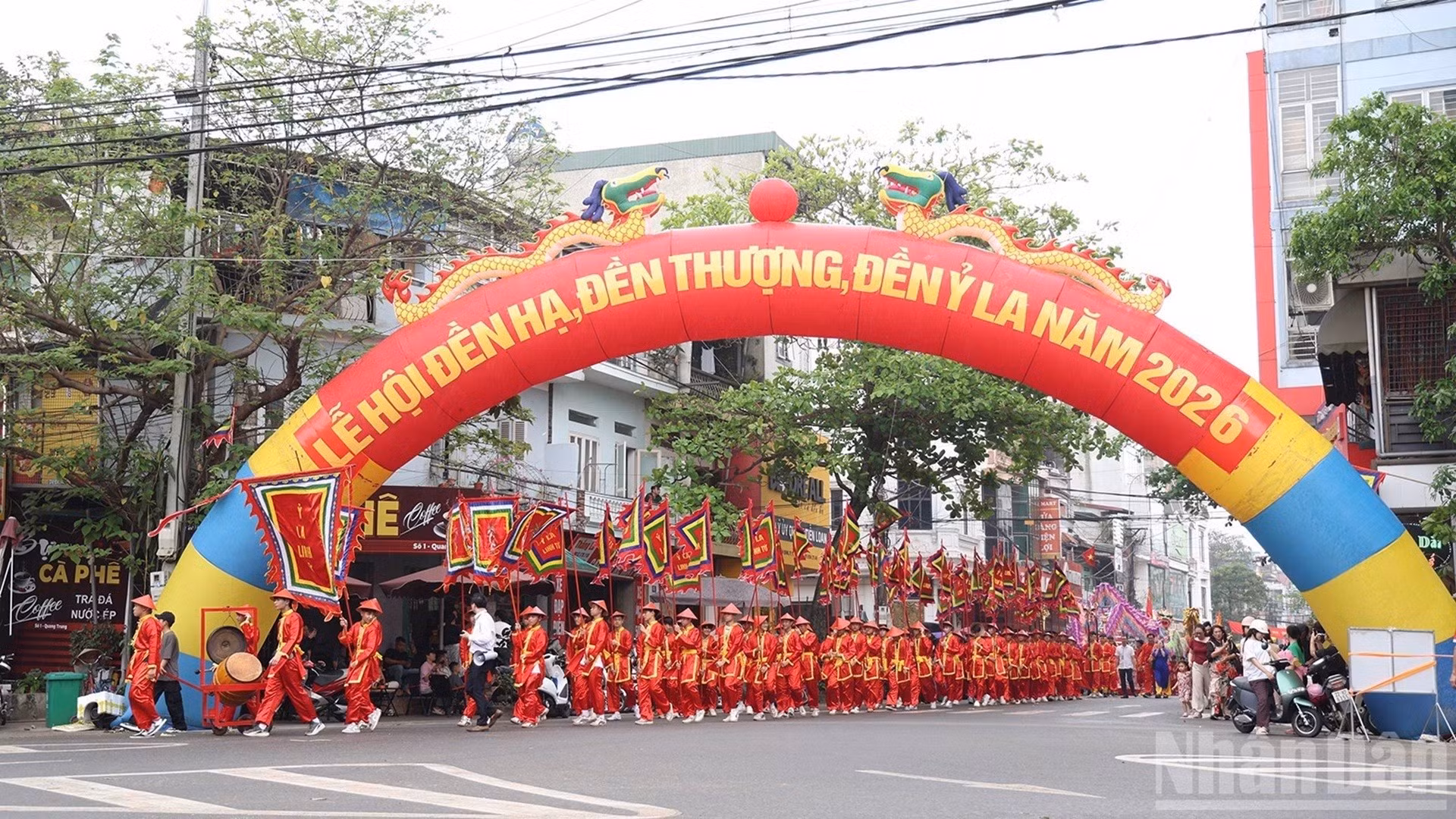 母神迎驾队伍穿过明春坊的中心街道。