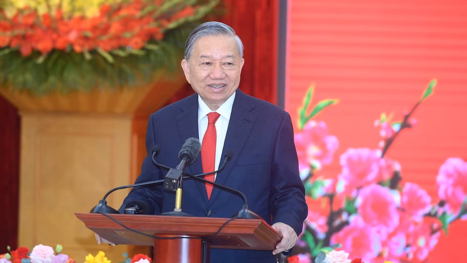 越共中央总书记苏林会见越共中央办公厅干部、职员 致以新春祝福【组图】