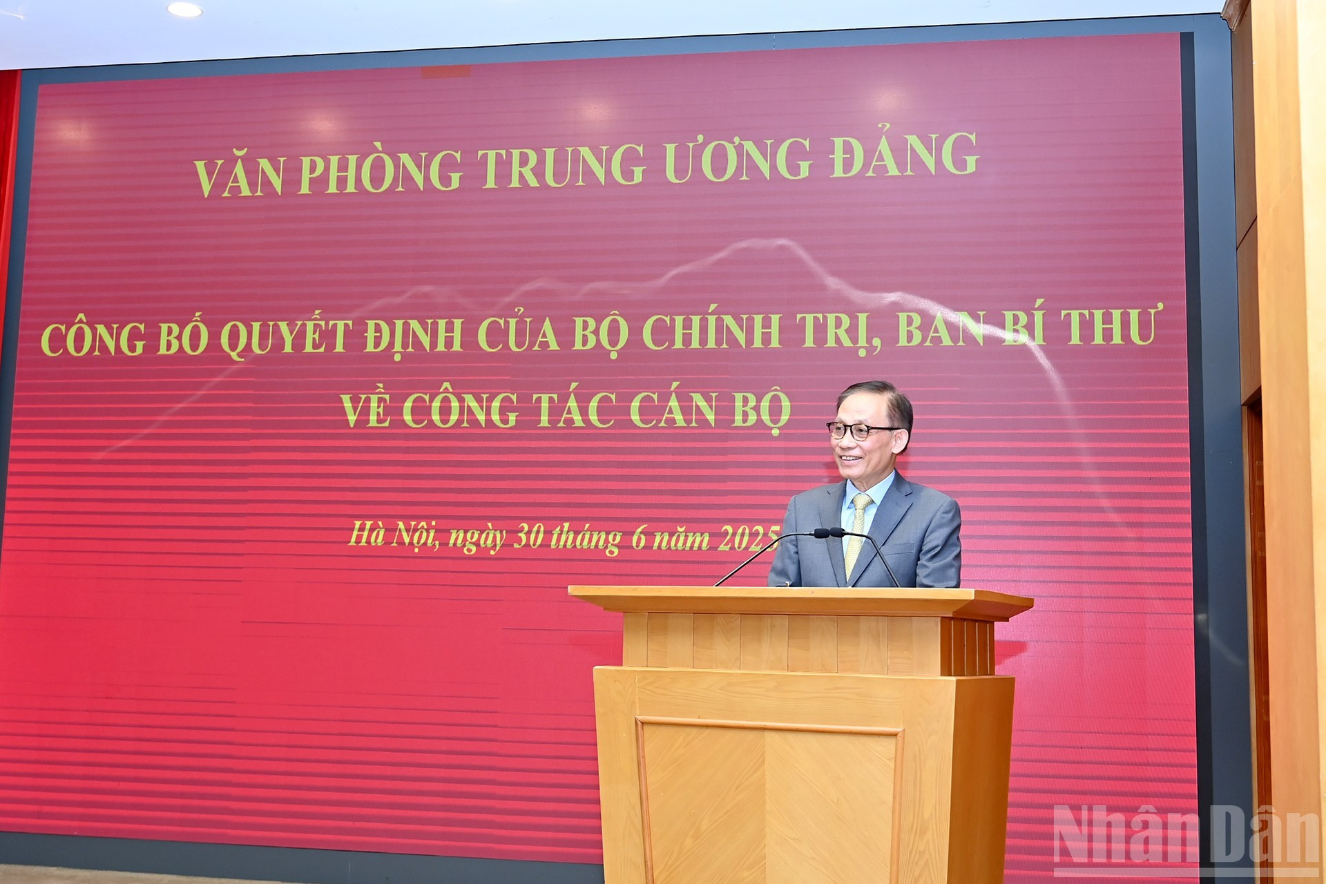 中央办公厅主任黎怀忠在仪式上发表讲话。 08-1884.jpg
