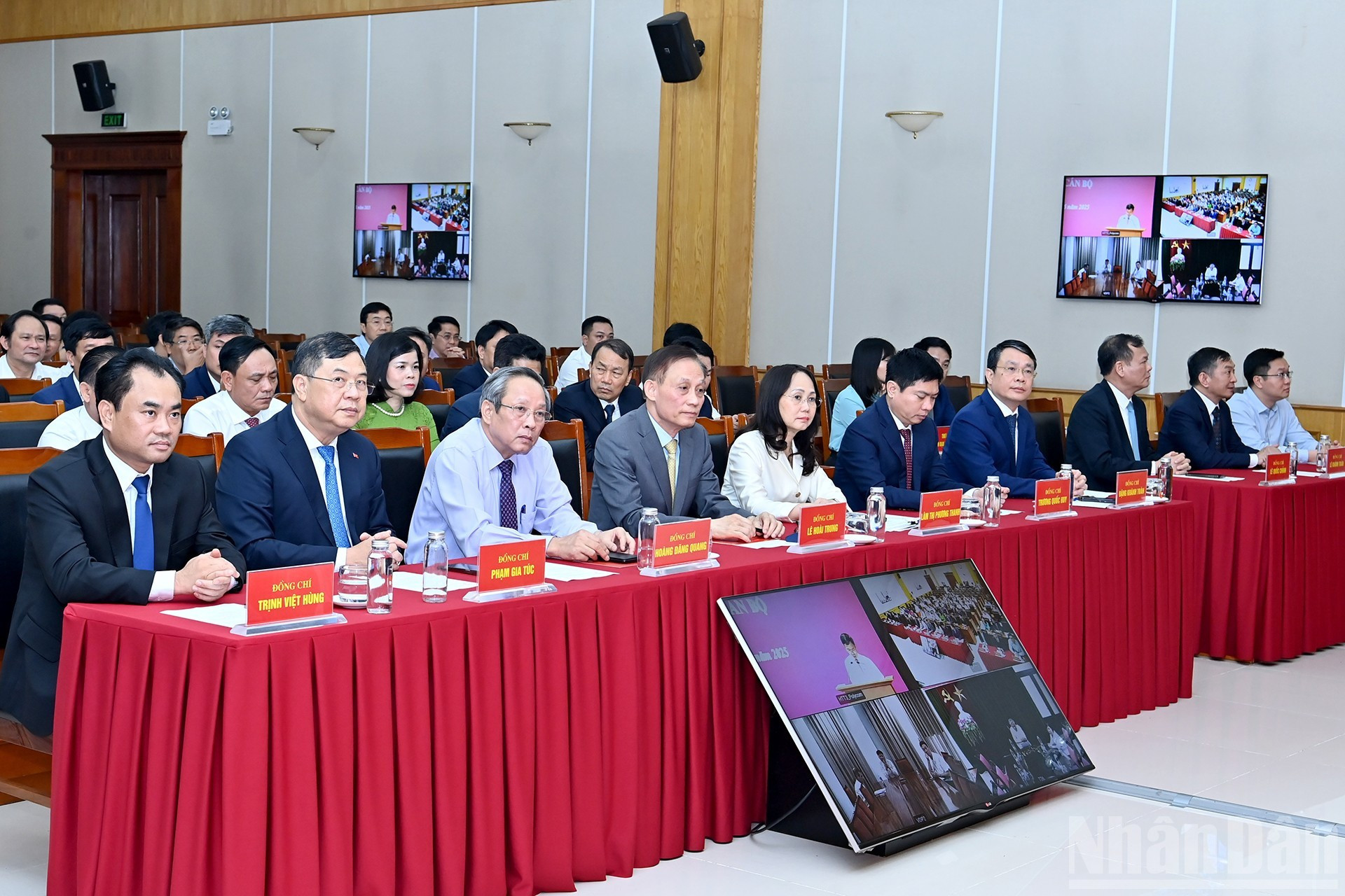 出席越共中央办公厅关于越共中央政治局、中央书记处关于人事工作的决定公布仪式的各位代表。 04-5978.jpg