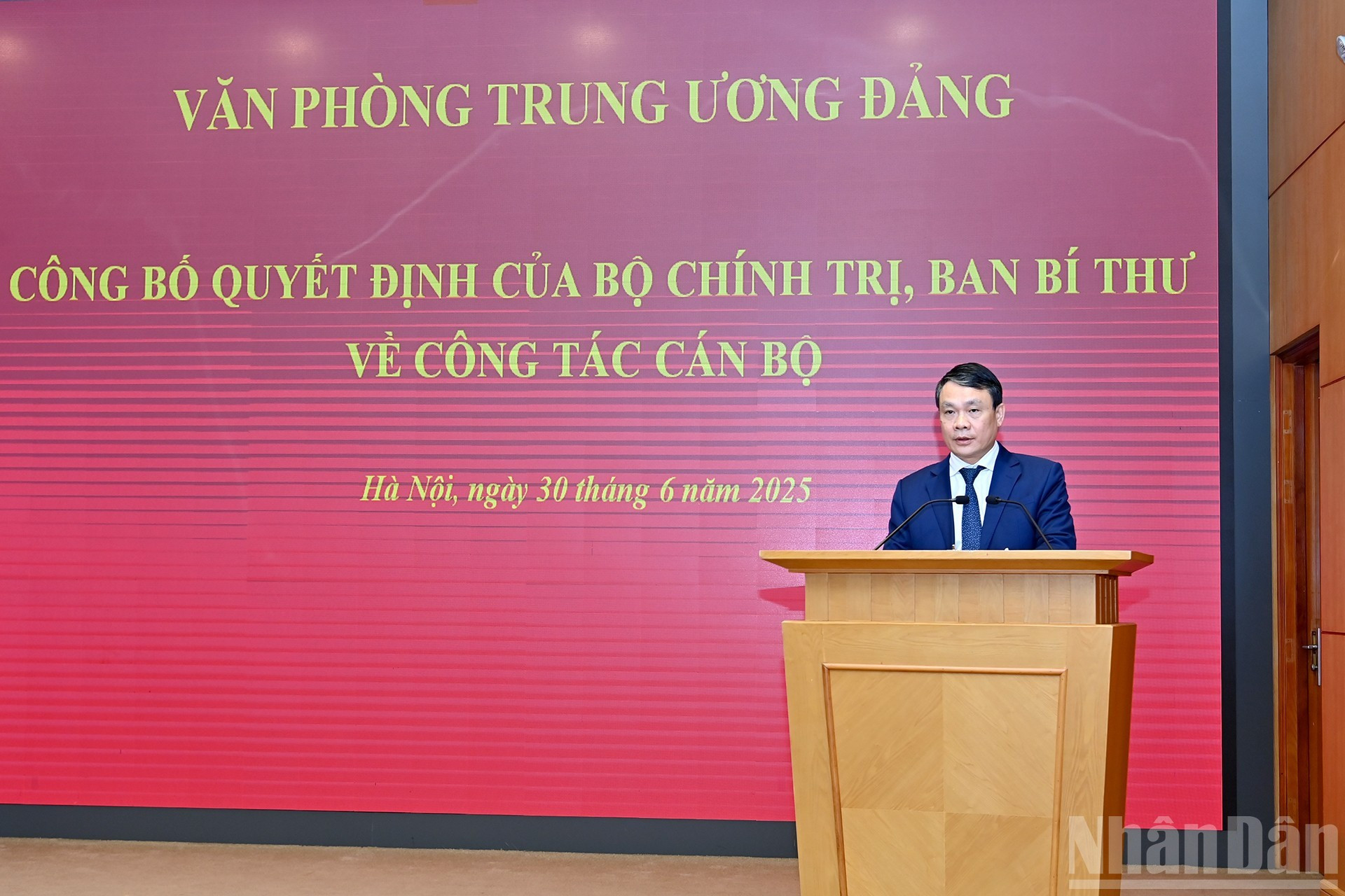 越共中央办公厅副主任邓庆全在就职仪式上发表讲话。 09-4935.jpg
