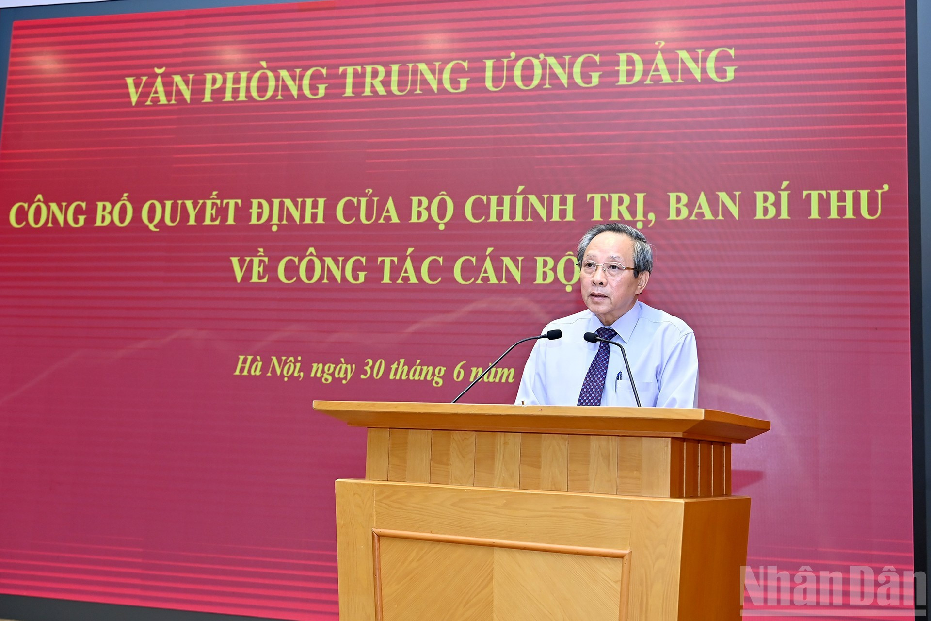 越共中央委员、中央组织部常务副部长黄登光公布越共中央政治局、中央书记处关于人事工作的决定。 05-3247.jpg
