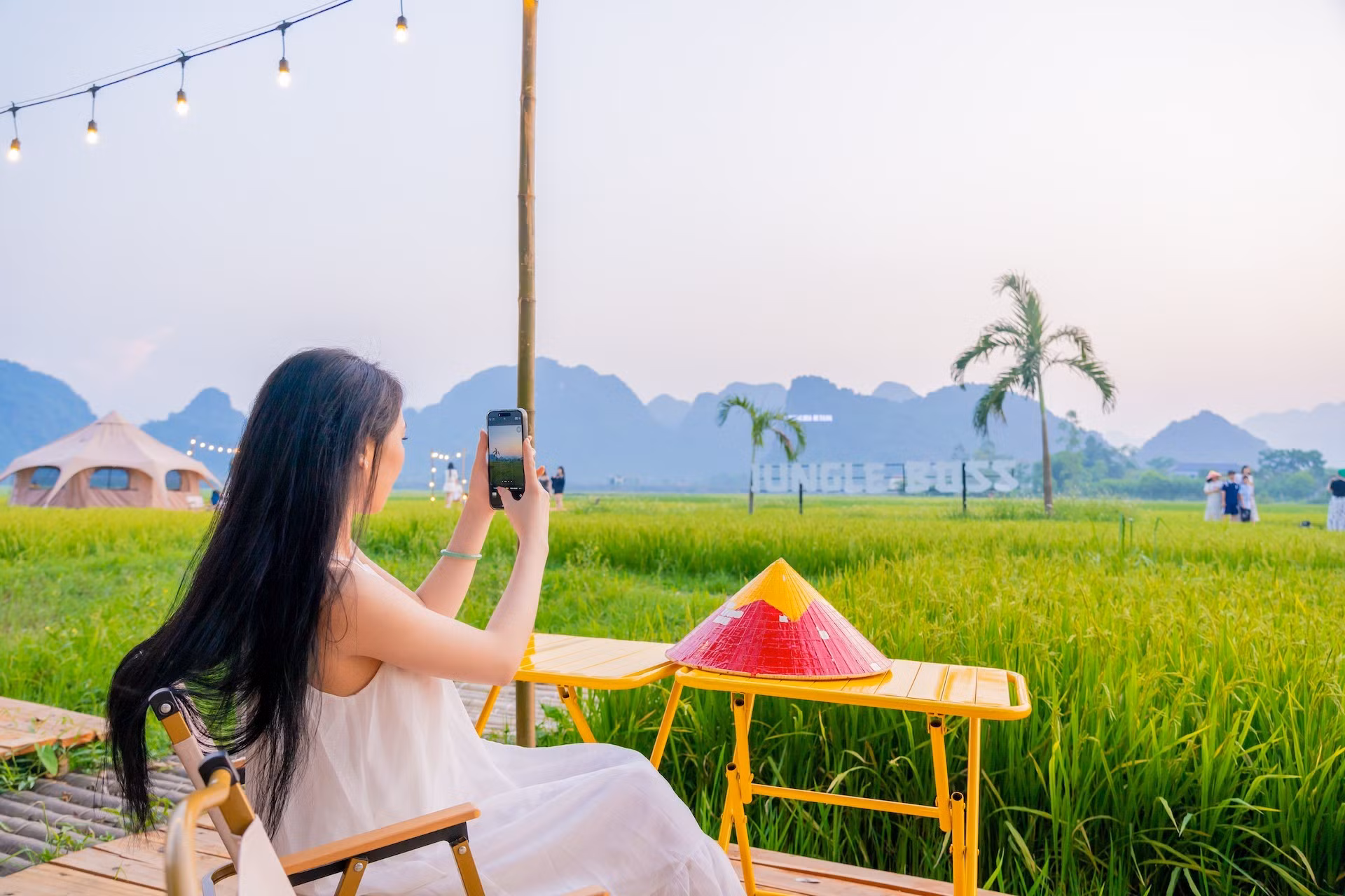 “打卡”金黄稻田、享受田园“慢生活”成为年轻游客在数字平台上的热门活动。