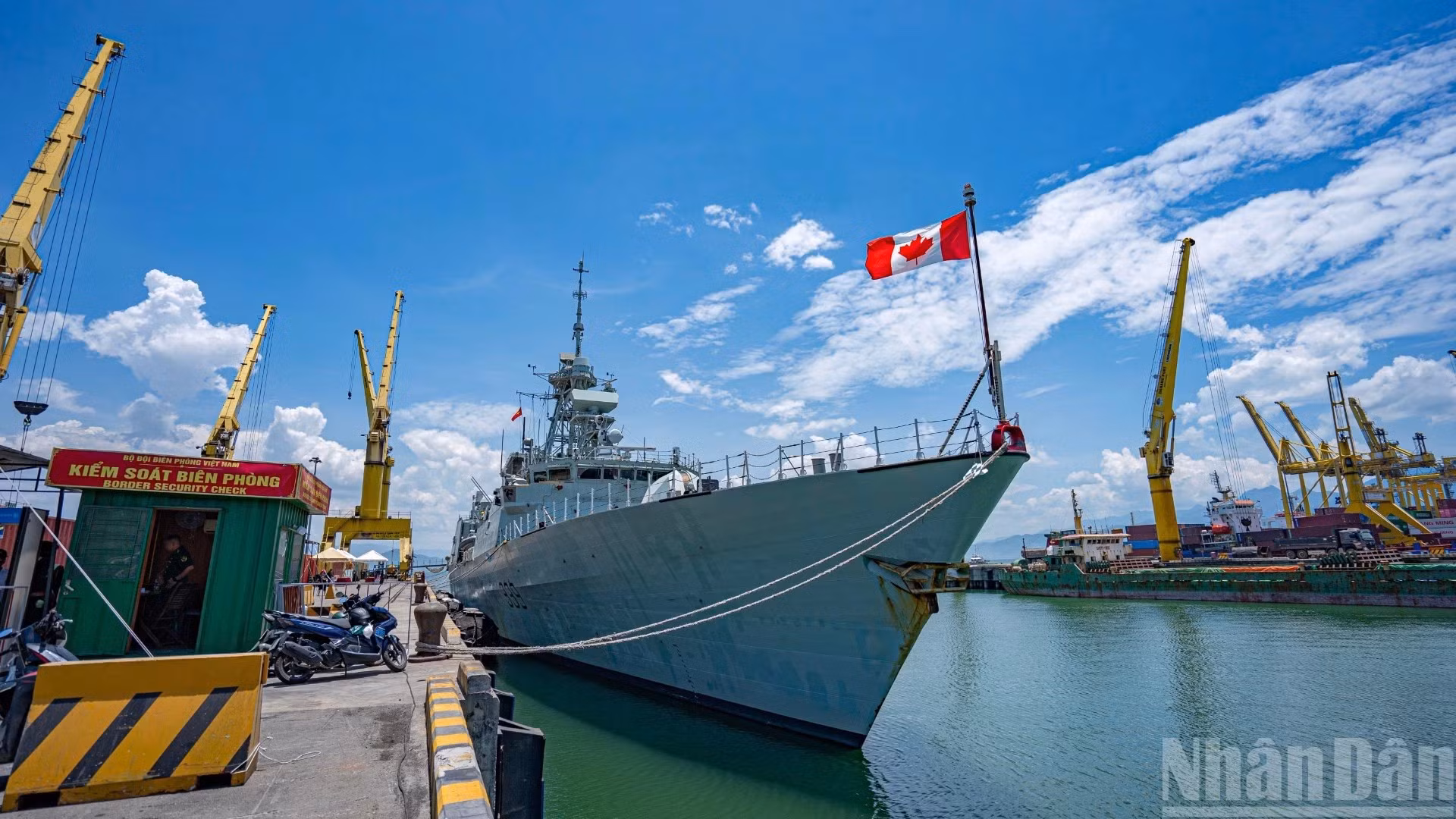 加拿大海军“夏洛特镇”号（HMCS Charlottetown）舰艇重4700吨。