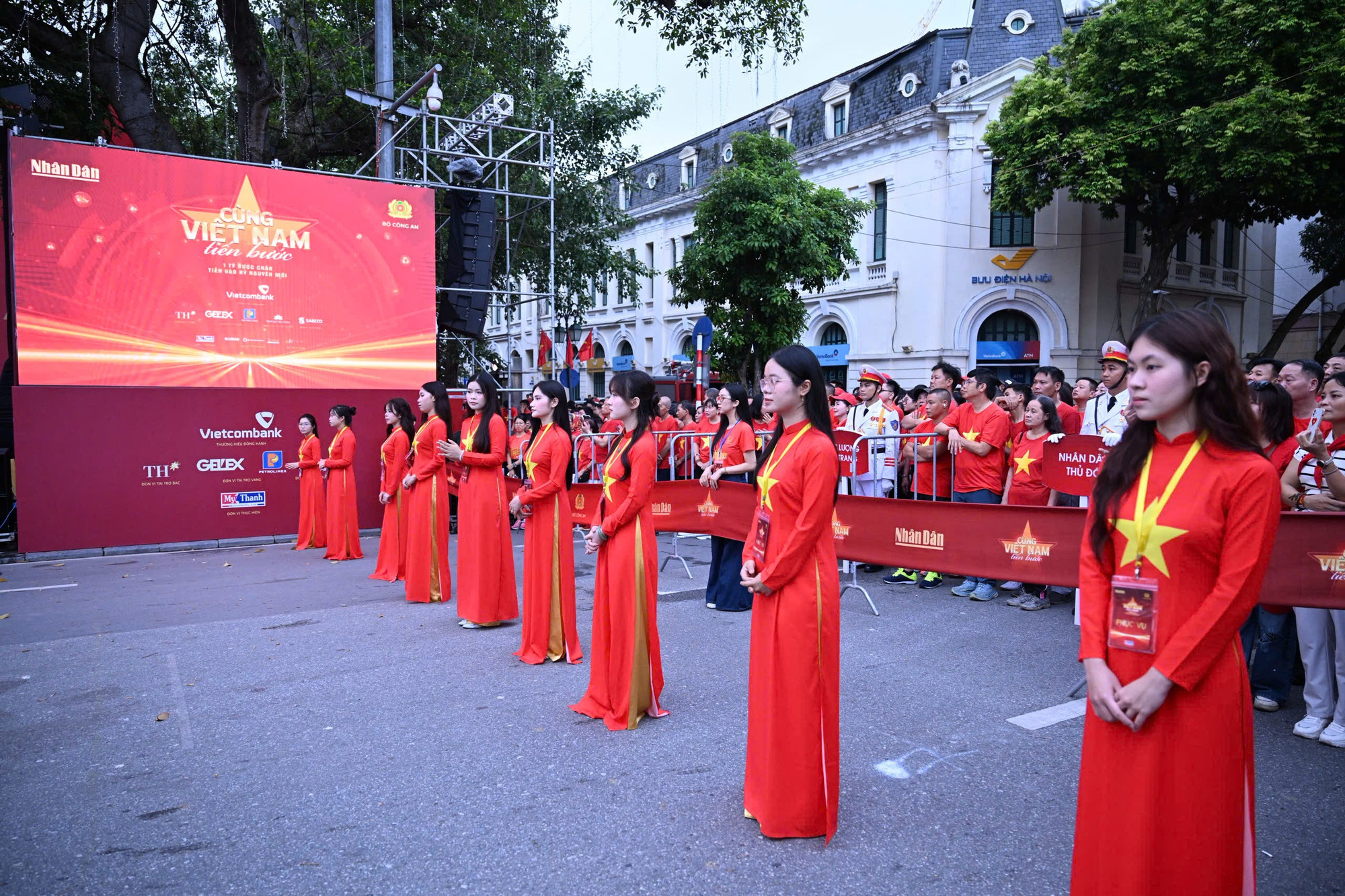“与越南一同前进”全国徒步活动在河内举行。 09-hai.jpg