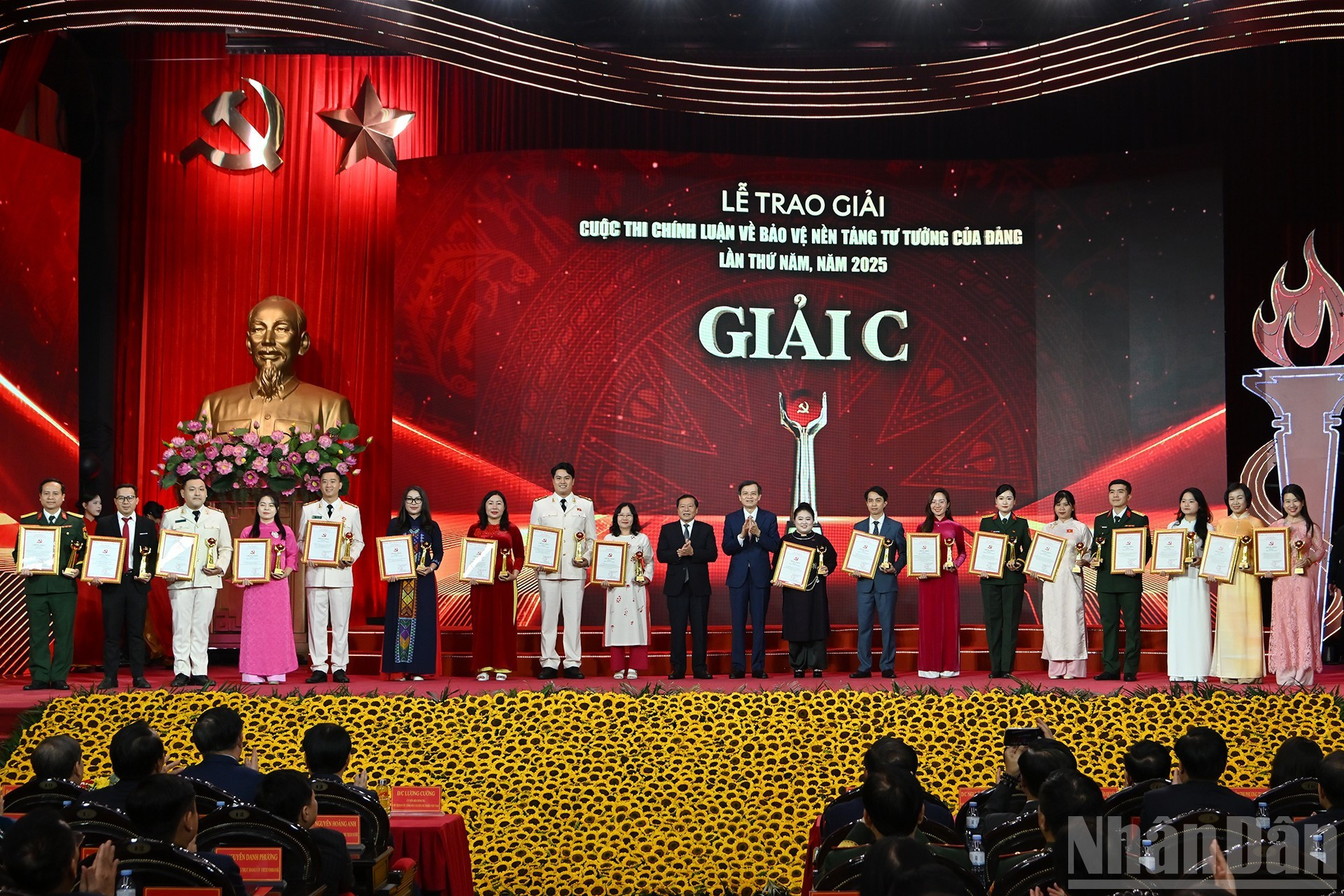 越共中央委员、中央宣教与民运部常务副部长赖春门和越共中央委员、胡志明国家政治学院常务副院长段明训颁发C等奖。 09.jpg