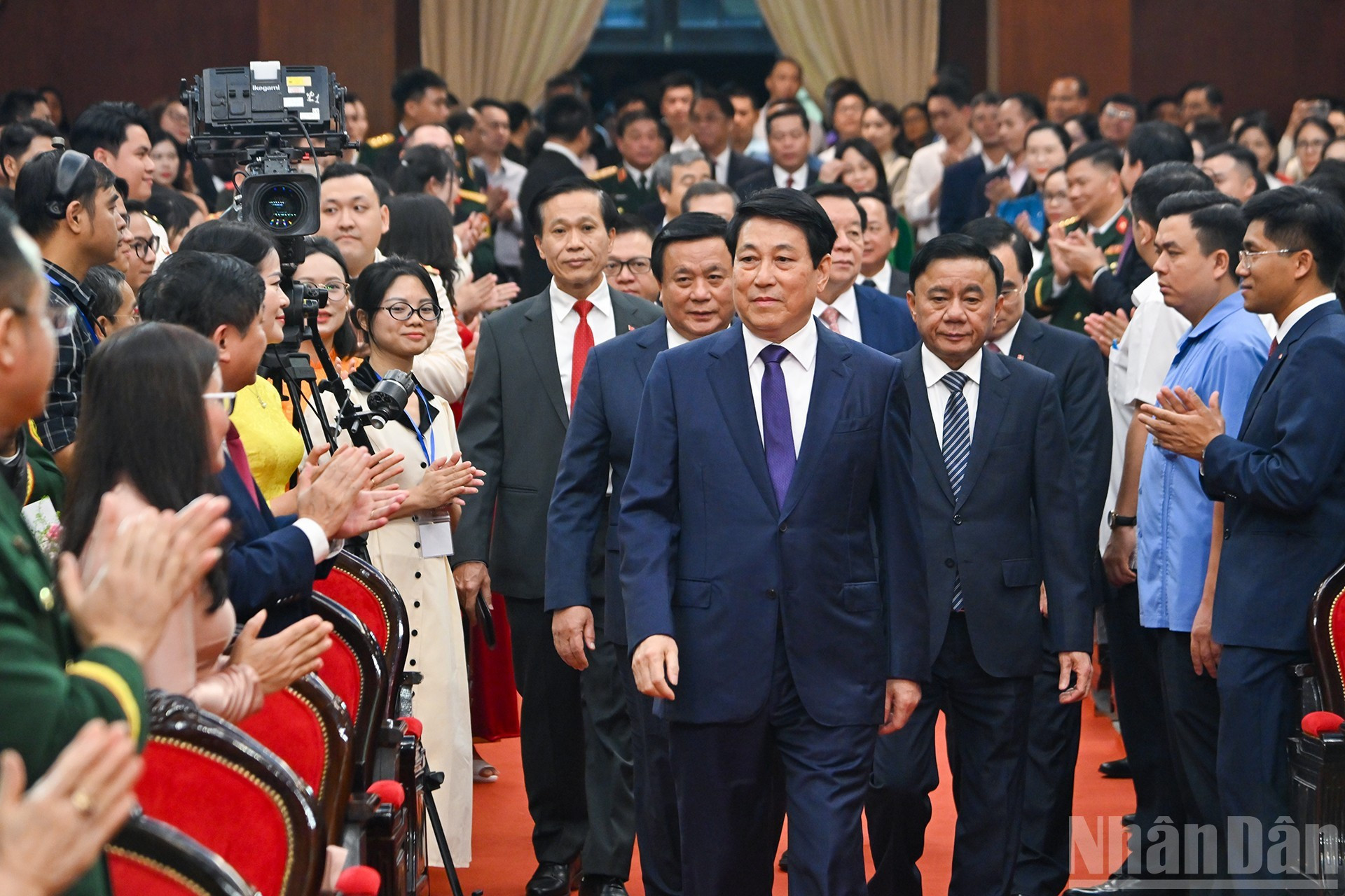 国家主席梁强和党、国家领导出席颁奖仪式。 02.jpg