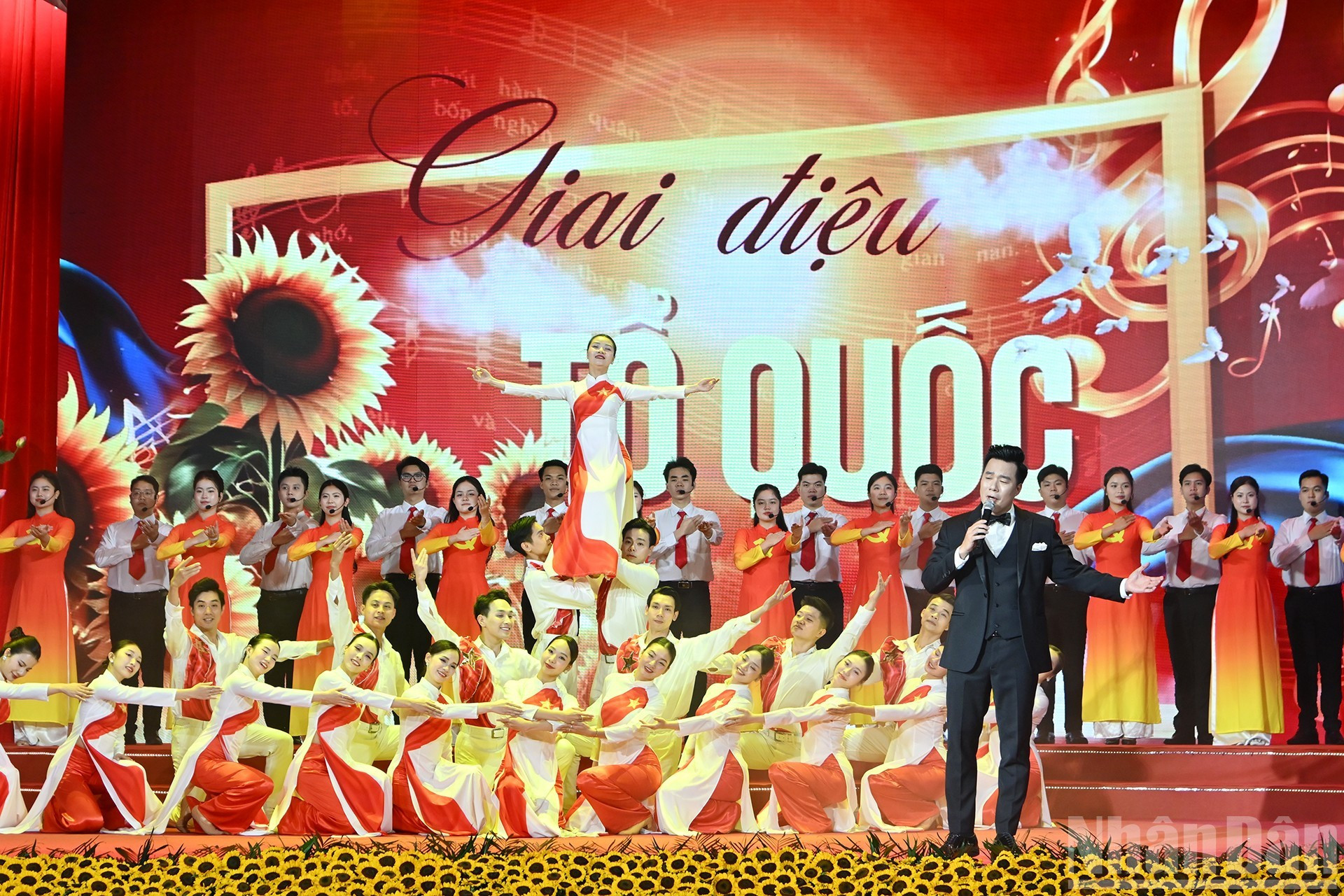 2025年第五届“夯实党的思想基础新闻写作大赛”颁奖仪式上的文艺表演。 04.jpg