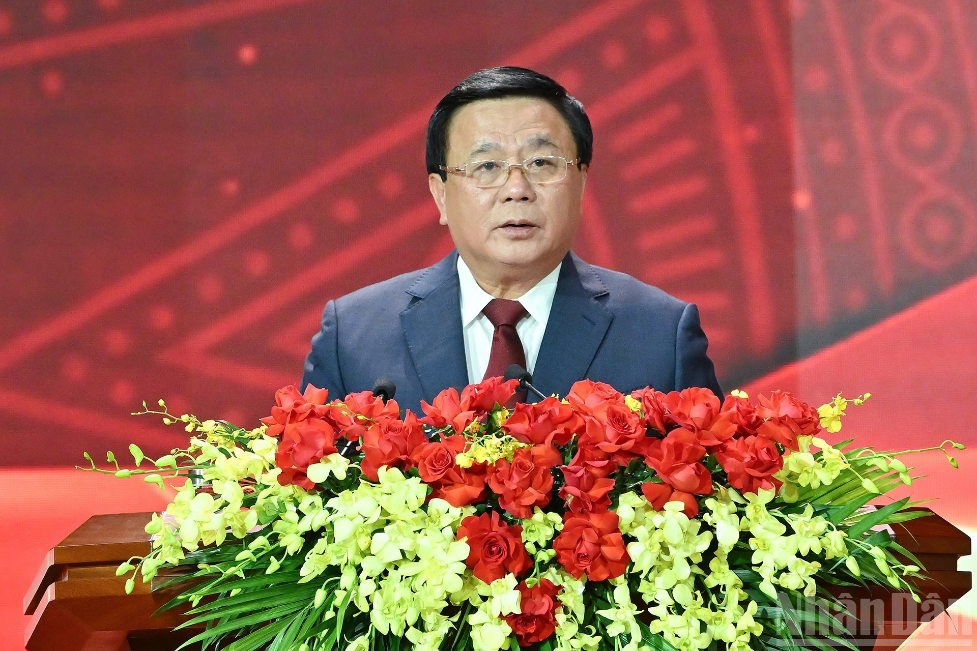 越共中央政治局委员、胡志明国家政治学院院长、中央理论委员会主席、指委会副主任、大赛指委会主任阮春胜在颁奖仪式上发表讲话。 05.jpg