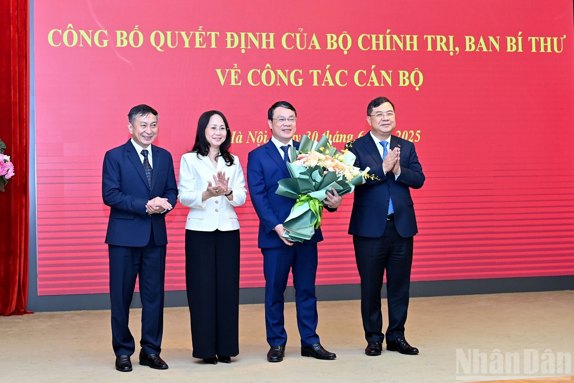 越共中央办公厅领导向邓庆全同志赠送鲜花。 11-3140.jpg