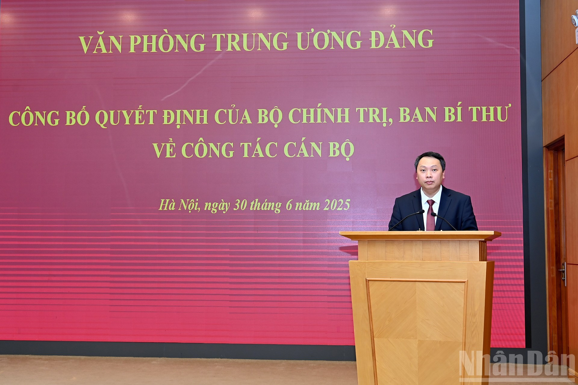 阮辉勇同志在就职仪式上发表讲话。 10-9137.jpg