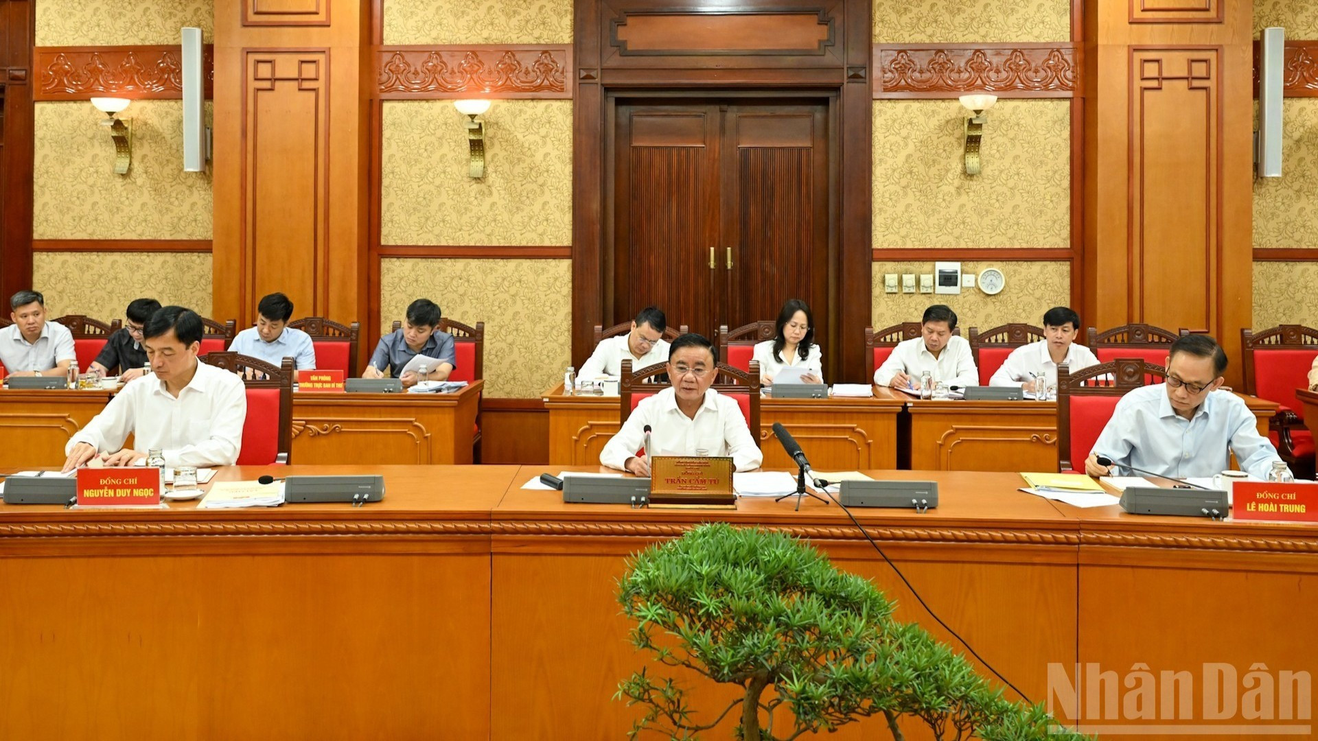 越共中央政治局同岘港市委常委、广宁省委常委举行工作会议【组图】