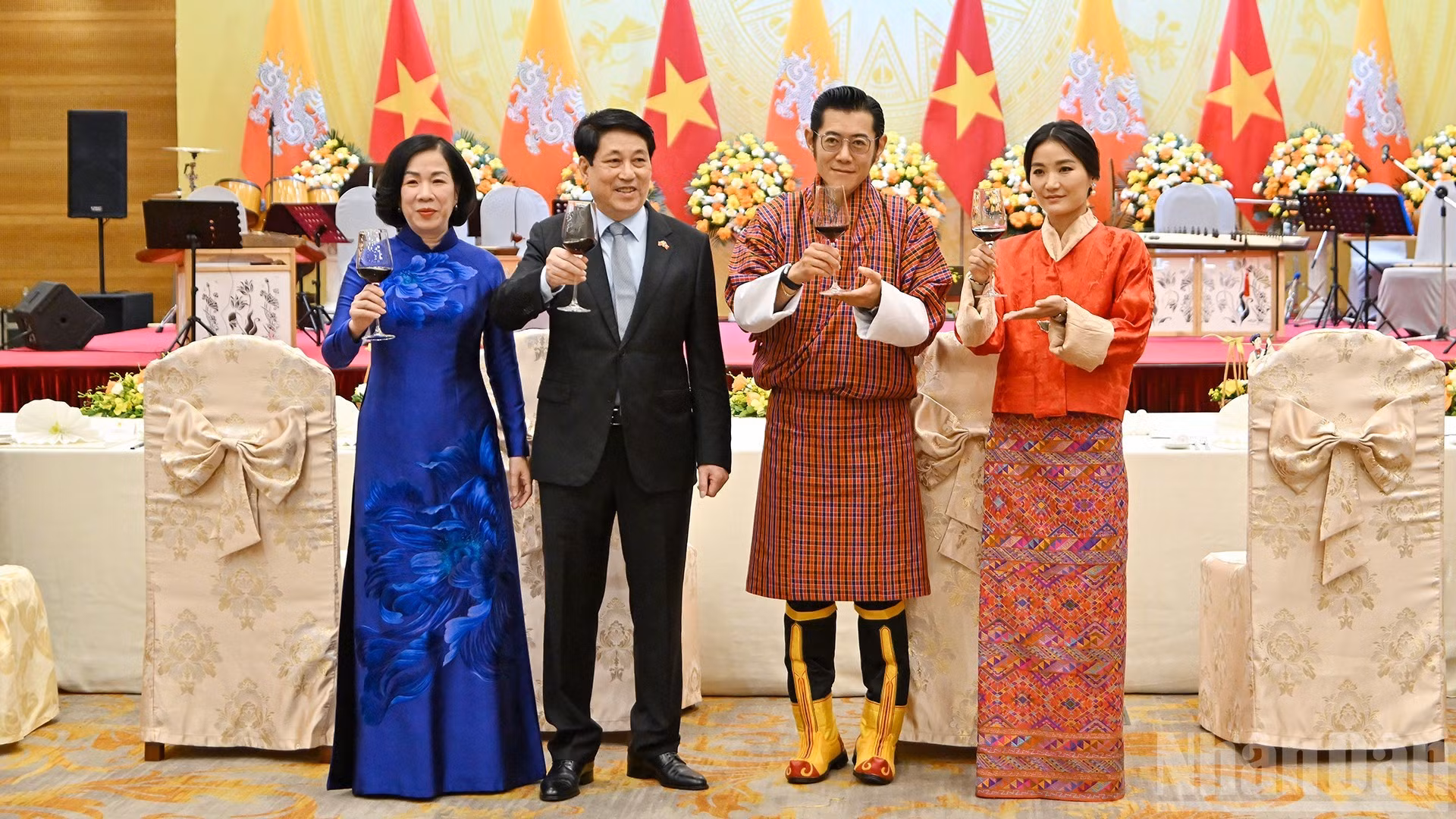越南国家主席梁强携夫人阮氏明月和不丹国王吉格梅·凯萨尔·纳姆耶尔·旺楚克与王后参加国宴。