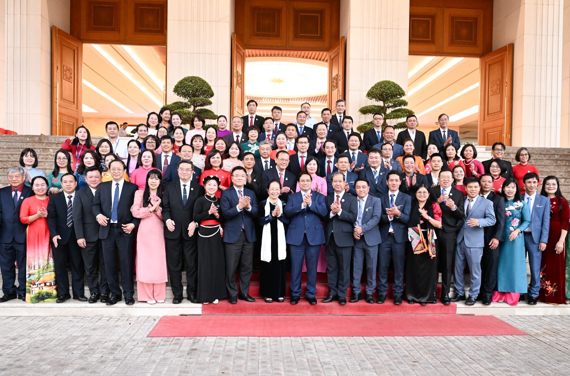 政府总理范明正会见先进模范教师代表【组图】