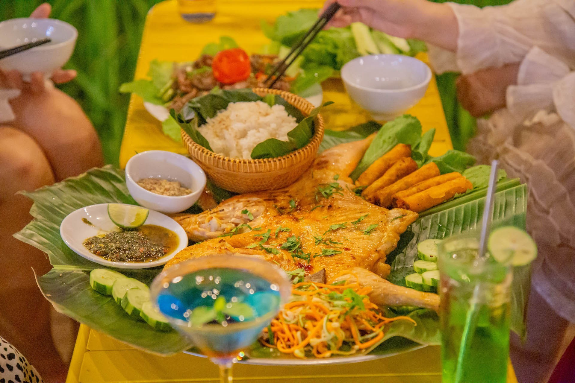 以本地农产品为食材的菜肴,既体现了地方饮食文化之美,也给农民带来了收入。 以本地农产品为食材的菜肴,既体现了地方饮食文化之美,也给农民带来了收入。