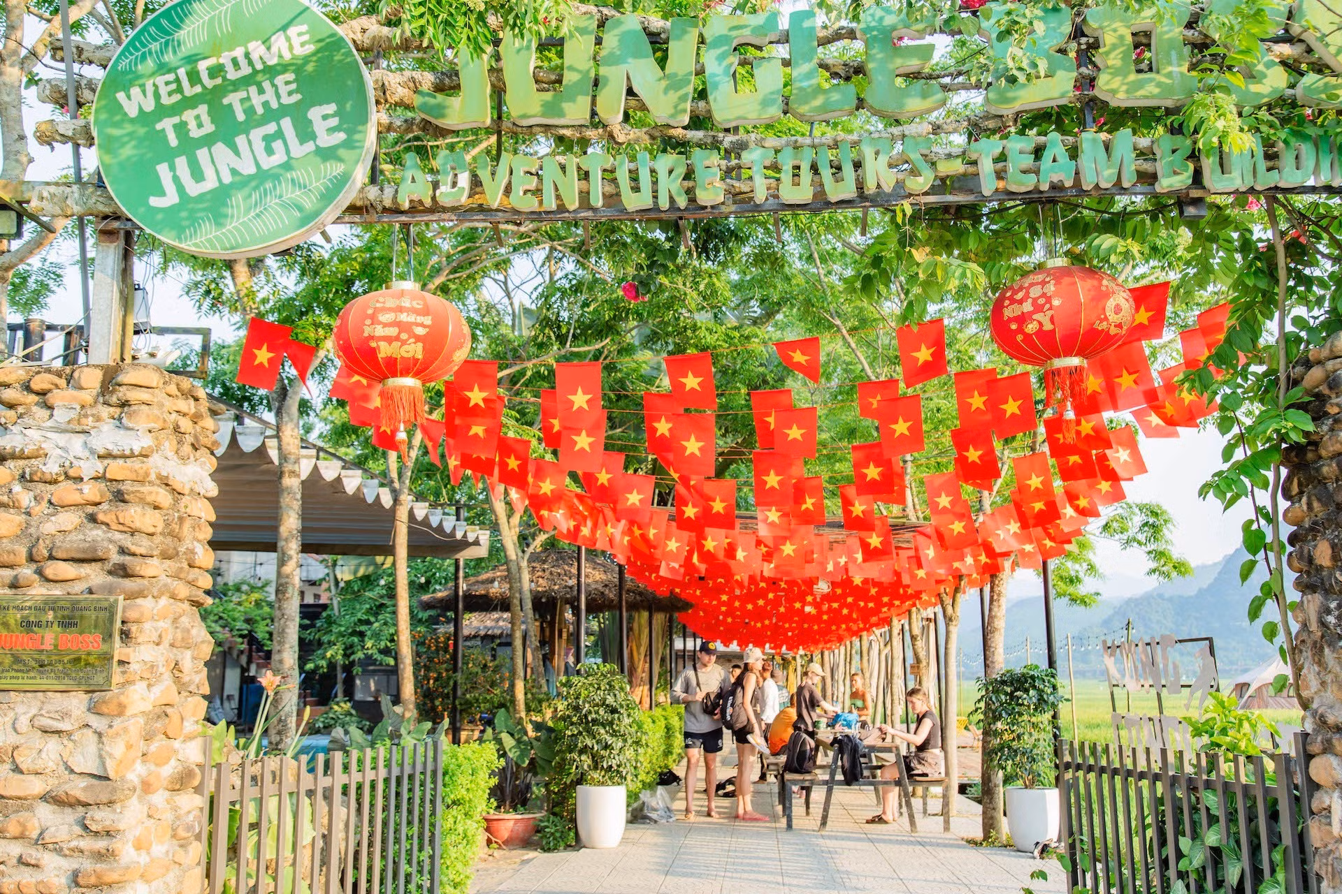 凭借地处世界自然遗产风芽-盖板国家公园缓冲区的优越地理位置，游客可在此参观周边众多知名景点，参与休闲或探险等多种类型的活动。