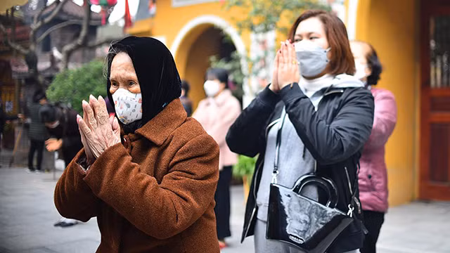 河内人正月十五出去烧香拜佛 祈求平安（组图） ảnh 1