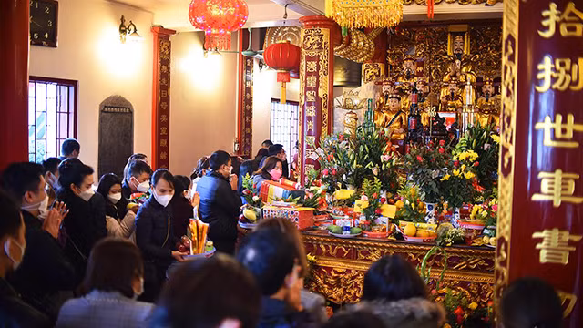 河内人正月十五出去烧香拜佛 祈求平安（组图） ảnh 2