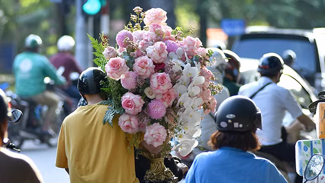 10·20越南妇女节，河内市民出门逛街游玩（组图） ảnh 1