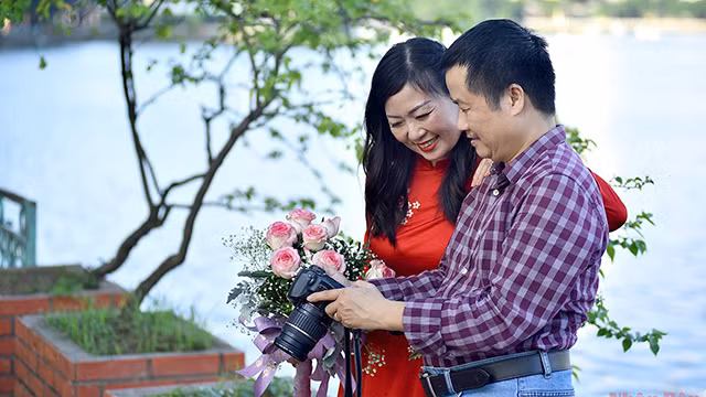 10·20越南妇女节，河内市民出门逛街游玩（组图） ảnh 3