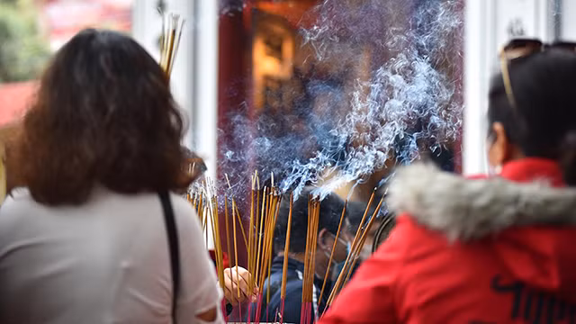 河内人正月十五出去烧香拜佛 祈求平安（组图） ảnh 10