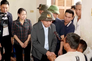 陈锦秀同志前往庆和省延田洪灾地区慰问民众。