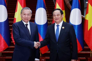 越共中央总书记苏林会见老挝政府总理宋赛·西潘敦。（图片来源：越通社）